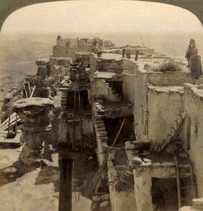 Wolpi...un jefe pueblo de la misteriosa raza Moki, Habitantes de los acantilados, Arizona, EE.UU. de Underwood and Underwood