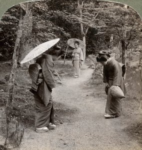 Mujeres en el jardín del Templo Kinkaku-ji, Kioto, Japón, 1904