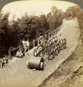 Mujeres trabajando en la carretera de Darjeeling, India de Underwood and Underwood