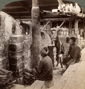 Trabajadores observando hornos llenos de porcelana Awata, obras de Kinkosan, Kioto, Japón, 1904 de Underwood and Underwood