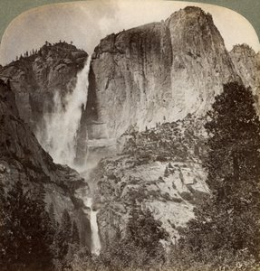Punto Yosemite y cascadas Yosemite azotadas por el viento, Valle de Yosemite, California, EE.UU., 1902 de Underwood and Underwood