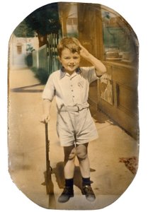 Niño con pistola de juguete de Unidentified