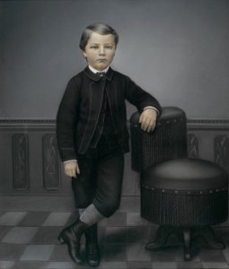 Chico joven con traje negro