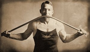 El forzudo californiano Sr. P. A. Linebarger dobla una barra de hierro con los dientes, San Francisco c.1922 de Unknown