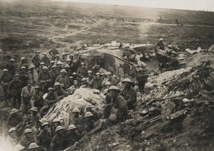 Fotografía oficial tomada en el Frente Occidental, 1641. Uno de nuestros tanques en Flers, 1916 de Unknown