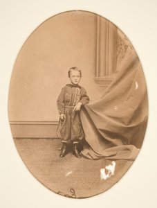 retrato de un niño de pie de Unknown