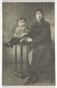 Postal sin título (Mujer con niño en un soporte) de Unknown