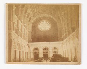 Vista del interior de la Iglesia de San Juan Bautista, Brooklyn, mirando hacia el oeste hacia la ventana de rosa de Unknown