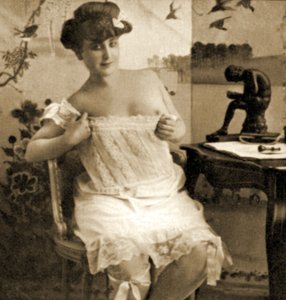 Joven mujer mostrando una camisola de encaje, c.1900 de Unknown