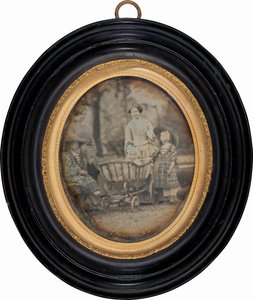 Dos mujeres y tres niños en el jardín