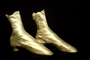 Botas de tobillo de mujer con tacón, Museo del Castello, Milán de Unknown artist