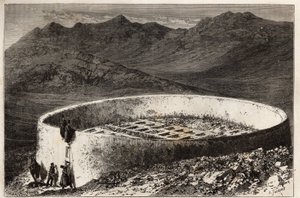 Un cementerio guebra (o zoroastriano) cerca de Teherán (Irán), en forma de una gran torre con una circunferencia de 60 metros y una altura de 5 metros; el interior está dispuesto en cajas maconadas, cada una sirve como entrada a las bóvedas o huesos son de