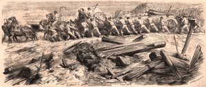 Entre las ruinas, un equipo de seis caballos remolcando una pieza de artillería pesada, un grupo de soldados acompañando el cañón mientras otros dos guían a los caballos con látigos de Unknown
