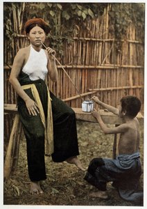 Mujer asiática fumando opio, circa 1898
