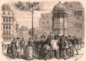 Boulevard Pigalle en París: multitud parisina alrededor de una columna Morris durante la venta de periódicos de Unknown