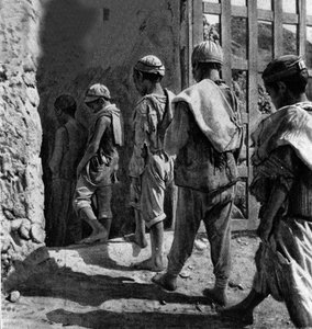 Trabajo infantil; carusi, mineros, entran en la mina. de Unknown artist