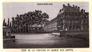 Patio de la fuente y estanque de las carpas de Fontainebleau (Seine y Marne, región de Ile-de-France, Francia). Cromolitografía de finales del siglo XIX. de Unknown artist