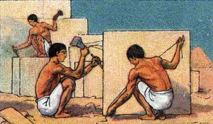 Vida cotidiana en el antiguo Egipto: canteros trabajando en la construcción de pirámides, principios del siglo XX (cromo)