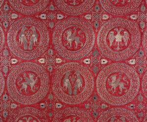 (detalle) Tela de traje eclesiástico en seda púrpura de Chipre representando animales fantásticos (hábito religioso de seda púrpura de Chipre con animales fantásticos) siglo XIII Museo della Cattedrale Anagni, Italia de Unknown artist