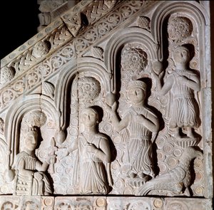 Emperador Federico II de Hohenstaufen (1194-1250) representado con su familia, bajorrelieve de un ambón del siglo XIII. Bitonto, catedral de Unknown artist