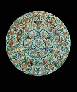 Plato de loza, decorado con ornamentos grotescos ...