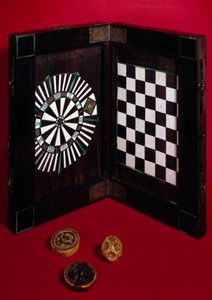 Caja de juego hecha de nogal, marfil y ébano. Finales del siglo XV