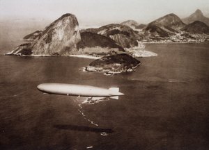Graf Zeppelin (Graf-Zeppelin) en la bahía de Río de Janeiro sobre el fondo de "pan de azúcar" el 25/05/1930