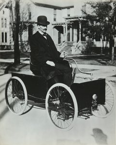 Henry Ford condujo su primer automóvil a gasolina por las calles de Detroit en 1896 de Unknown artist