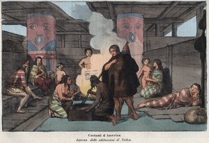 Interior de una gran casa comunal en Nootka Sound, con aldeanos fumando y secando pescado, durmiendo y cuidando a los niños - (Isla Nootka) - “Interior de una habitación en Nootka Sound, Canadá” grabado de “Usi e Costumi di Tutti i Popoli dell