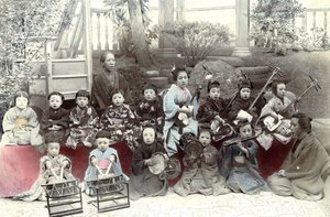 Niños japoneses tocando música, finales del siglo XIX de Unknown artist