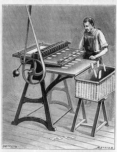 Fabricación de cartas para jugar por métodos antiguos. Recorte de cartas de juego. Grabado de 1893