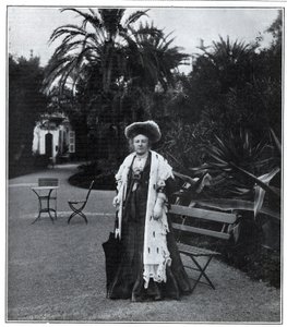 Retrato de Madame Juliette Adam (nacida Lambert) (1836-1936), escritora, polemista y feminista francesa en Niza en 1905 de Unknown artist