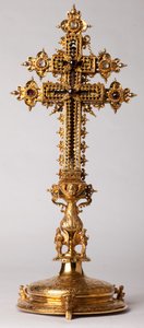 Cruz relicario. Orfebrería con joyas. Origen abadía (Saint-Amand Tournai, ex-Elnone). Siglo XVI
