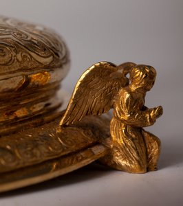 Cruz relicario. Orfebrería con joyas. Origen abadía (Saint-Amand Tournai, ex-Elnone. Siglo XVI. Detalle inferior)