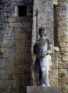 Estatua de un guerrero cátaro en la puerta de Avignonet en Lauragais (31)