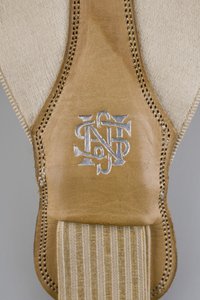 Tirantes, c.1880 (detalle), satén blanco bordado, cuero, plata, fabricante desconocido de Unknown artist