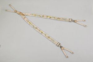 Tirantes, c.1880, Satén blanco bordado, cuero, plata, Fabricante desconocido