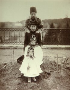 La familia del duque Fyodor Uvarov en la finca Porechye. Foto de la albúmina de Unknown artist