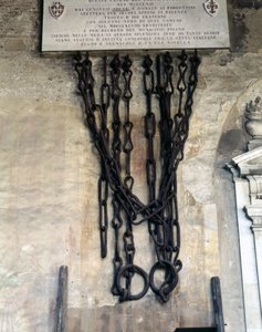 Las cadenas que cerraban el puerto de Pisa. Fueron tomadas por los genoveses durante la victoria de Meloria contra Córcega en 1284 y luego entregadas a Florencia y devueltas a la ciudad de Pisa en 1858. Camposanto de Pisa. de Unknown artist