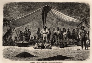 La comida común de los trabajadores después de la recolección de granos de café, que se secan en el suelo en primer plano; en el centro de la imagen, el dueño de la plantación cierra y se cubre la cabeza con un sombrero blanco. Grabado para ilustrar el via de Unknown artist