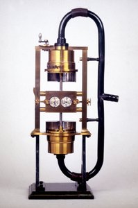 La “sirena doble” de Hermann Ludwig Ferdinand von Helmholtz (1821-1894), físico y fisiólogo alemán, que estudió extensamente los mecanismos de la audición. de Unknown artist