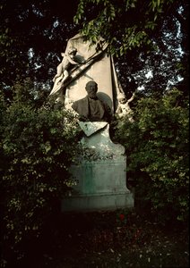 Vista de la tumba del compositor y director austriaco Franz von Suppe (1819-1895) en el cementerio central de Viena (Zentralfriedhof), Austria de Unknown artist