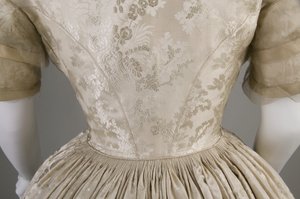 Vestido de novia (vista detallada de la cintura trasera) de Unknown artist