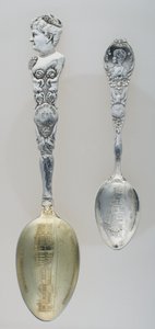 Cucharas de recuerdo de la Exposición Mundial Colombina (incluyendo una con imagen de Bertha Palmer) de Unknown artist
