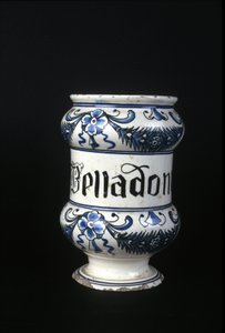 Bote de farmacia del siglo XVI que contiene Belladona, hierba tóxica usada en farmacia. Museo de Ciencia y Tecnología, Milán de Unknown artist