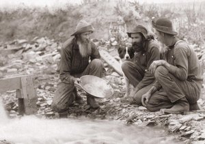 3 hombres filtrando la tierra para obtener oro: Buscadores de oro en el sur de Dakota, Rockerville. Fotografía de 1889 de Unknown artist