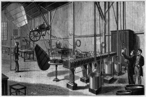 Taller aerostático de los hermanos Tissandier: Vista general de una hélice con dos paletas helicoidales operadas por una máquina eléctrica Siemens y una batería de pilas de bicromato de potasio ligero. Grabado de 1883 en 