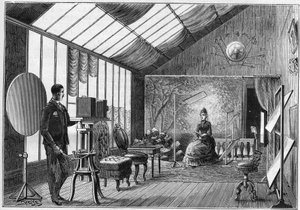 Taller de pose de un aficionado a la fotografía con sus accesorios en Francia en 1888. en "La nature" de 1888. de Unknown artist