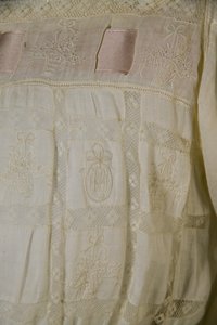 Camisón de Bertha Palmer, c.1880 (vista detallada), algodón blanco, encaje, bordado y cinta de seda de Unknown artist