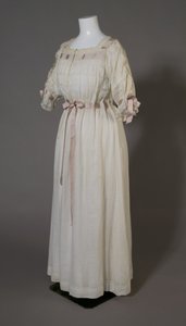 Camisón de Bertha Palmer, c.1880 (vista oblicua frontal), algodón blanco, encaje, bordado y cinta de seda de Unknown artist
